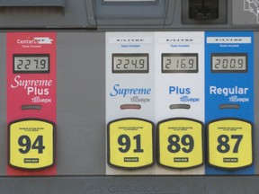 Eine Tankstelle in Nord-Vancouver verkauft im März 2022 Benzin für mehr als 2 US-Dollar pro Liter. Es ist das erste Mal, dass Benzin auf einem großen kanadischen Markt jemals die 2-Dollar-Marke geknackt hat.