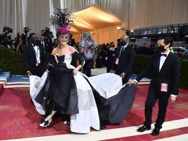 Actress Sarah Jessica Parker arrives for the 2022 Met Gala at the Metropolitan Museum of Art on May 2, 2022, in New York. - The Gala raises money for the Metropolitan Museum of Art's Costume Institute. The Gala's 2022 theme is "In America: An Anthology of Fashion."