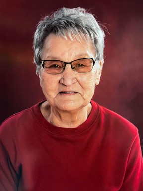 Cree-Matriarchin Agnes Sinclair entwarf und nähte das rote Kleid für die Union Gospel Mission.  Bildnachweis: Mandy Beach