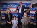 Der liberale Führer von BC, Kevin Falcon, wird von seiner Frau Jessica Elliott und den Töchtern Rose, vorne links, und Josephine begleitet, als er sich an die Unterstützer wendet, nachdem er am Samstag, April, in Vancouver eine Nachwahl für einen Sitz im Gesetzgeber beim Reiten von Vancouver-Quilchena in Vancouver gewonnen hat 30., 2022.