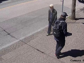 Die Polizei von Vancouver sucht nach einem Verdächtigen im Zusammenhang mit einem rassistischen Angriff mit Bärenspray auf einen Senior in Chinatown am Freitag.