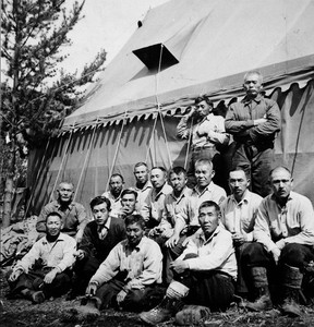 Gruppe inhaftierter japanischer Männer in einem Straßenlager, Yellowhead, BC, März 1942.