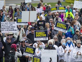 BC Health Care Matters Kundgebung bei der BC Legislative am BC Family Physician Day in Victoria, BC am 19. Mai 2022.