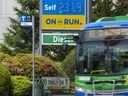 Ein TransLink-Bus fährt am Dienstag, den 17. Mai 2022, an einer Tankstelle mit fast rekordverdächtigen Preisen in Surrey vorbei. 