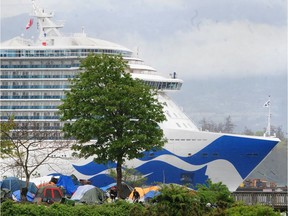Zeltlager im CRAB Park, während Kreuzfahrtschiffe am 2. Mai 2022 am Canada Place in Vancouver, BC, angedockt sind.