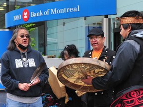 Foto de archivo de Maxwell Johnson con la jefa de Heiltsuk, Marilyn Slett, frente a la sucursal de Burrard Street del Banco de Montreal.