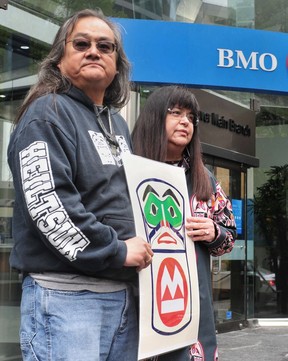 Maxwell Johnson mit Heiltsuk-Chefin Marilyn Slett vor der Filiale der Bank of Montreal in der Burrard Street.