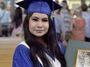 Chelsea Bourman en su graduación de la escuela secundaria en 2014.  El 22 de abril, sus restos fueron encontrados afuera de una mansión vacía en las cercanías del rico Shogness de Vancouver.