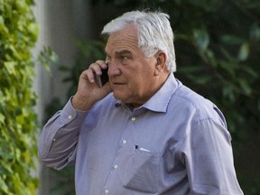 Mediator Vince Ready telefoniert 2014 vor einem Hotel in Richmond mit seinem Handy.