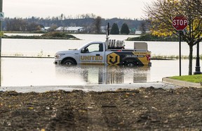 Ein Lastwagen steht im Hochwasser vor dem Parallel Marketplace in Abbotsford, 17. November 2021.