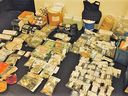 Dieses Handout-Foto zeigt eine Reihe von Drogen, Bargeld und Goldbarren, die bei einer Untersuchung beschlagnahmt wurden, die von September bis Dezember 2021 stattfand und an der BC RCMP- und FBI-Agenten in Kalifornien beteiligt waren.  Im Rahmen der Ermittlungen wurden sechs Personen festgenommen.