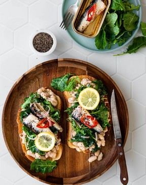 Toast mit Gemüse, Bohnen und Sardinen.