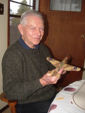 Undatiertes Handout-Foto von James Francis (Stocky) Edwards in seinem Haus in Comox, mit dem Modell eines Kittyhawk, den er durch Nordafrika flog.