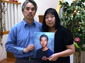 Die Eltern von Alfred Wong: Samson Wong und Chelly Wong, halten ein Foto ihres Sohnes hoch.  Der 15-jährige Alfred wurde im Januar 2018 getötet.