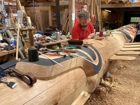 Gwaai Edenshaw works on a Haida Gwaii totem pole.