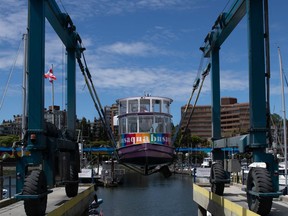 Vancouver Aquabus przebudował jedną ze swoich starych drewnianych łodzi na dieslowsko-elektryczny.  Źródło: Edwin Ballston.