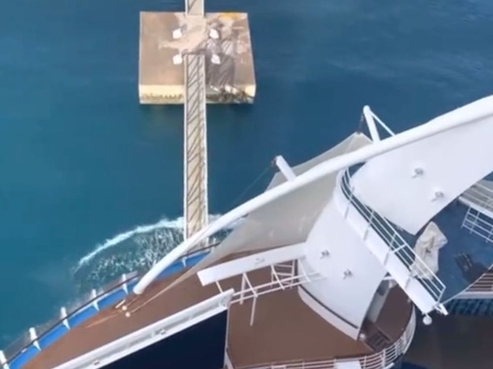 cruise ship crashes into dock jamaica