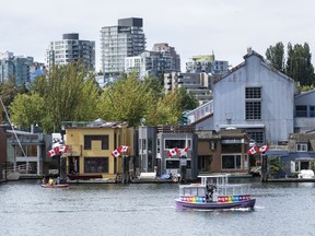 Vancouver Aquabus przebudował jedną ze swoich starych drewnianych łodzi na dieslowsko-elektryczny.  Źródło: Edwin Ballston.