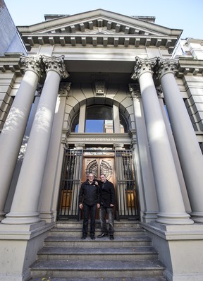 Mantan pemilik Eric (kiri) dan Max Cohen di luar gedung permanen BC di 330 West Bender di Vancouver pada tahun 2014. Eric Cohen merestorasi gedung tersebut.