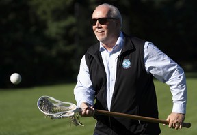 NDP-Führer John Horgan spielt Lacrosse, als er den lokalen Kandidaten während eines Wahlkampfstopps in Coquitlam am 29. September 2020 trifft.