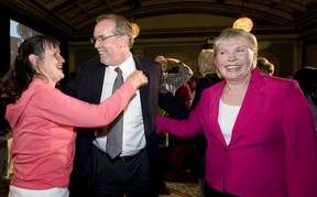 John Horgan wird von einem Gratulanten umarmt, nachdem er Juan de Fuca gewonnen hat, und rechts neben ihm wird er für Esquimalt Maurine Karagianis im Fairmont Empress in Victoria, BC, am 12. Mai 2009 wiedergewählt.