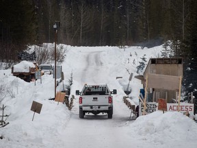 Ein Auftragnehmer von Coastal GasLink fährt am Donnerstag, den 17. Januar 2019, über eine Brücke auf einer abgelegenen Forststraße in der Nähe von Houston, BC.