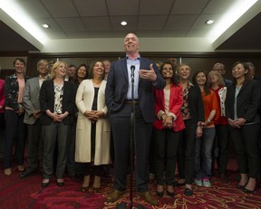 BC NDP-Parteiführer John Horgan wird von amtierenden und neu gewählten NDP MLAs während eines Caucus-Treffens in Vancouver, BC, Donnerstag, 18. Mai 2017, umgeben.