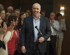 BC NDP-Parteiführer John Horgan wird von amtierenden und neu gewählten NDP MLAs während eines Caucus-Treffens in Vancouver, BC, Donnerstag, 18. Mai 2017, umgeben.