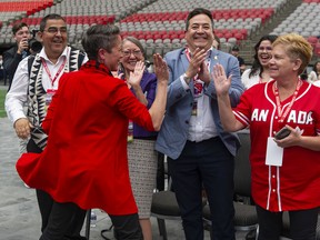 Sportministerin Melanie Mark bekommt High-Fives, nachdem Vancouver am Donnerstag von Chief Wayne Sparrow von der Musqueam Indian Band, PAVCO-Vorstandsvorsitzende Gwen Point, Squamish Nation Councillor und Sprecher Wilson Williams und Chief Jen Thomas von links nach rechts als Gastgeberstadt ausgewählt wurde der Tsleil-Watuth First Nation.