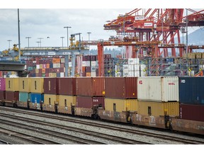 Container auf Eisenbahnwaggons, die darauf warten, am Dienstag, den 21. Juni 2022, im Hafen von Vancouver per Bahn nach Osten verschifft zu werden.