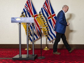 Premier John Horgan verlässt eine Pressekonferenz, auf der er am Dienstag, den 28. Juni 2022 im Pinnacle Hotel in Vancouver bekannt gab, dass er keine Wiederwahl anstreben wird und dass er bis zu einem Führungsrennen als Parteivorsitzender zurücktreten wird.