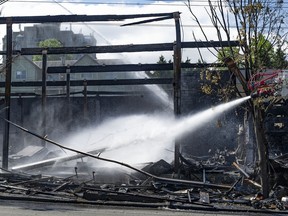 Feuerwehrleute aus Vancouver kämpften am späten Mittwoch gegen einen hartnäckigen Brand, der das Kaufhaus Value Village in der E. Hastings Street in Vancouver, BC, zerstörte.  Am Donnerstagmorgen, dem 30. Juni 2022, gossen sie immer noch Wasser auf heiße Stellen. Foto von Jason Payne/PNG.