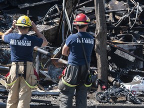 Feuerwehrleute aus Vancouver kämpften am späten Mittwoch gegen einen hartnäckigen Brand, der das Kaufhaus Value Village in der E. Hastings Street in Vancouver, BC, zerstörte.  Am Donnerstagmorgen, dem 30. Juni 2022, gossen sie immer noch Wasser auf heiße Stellen.  Foto von Jason Payne/PNG