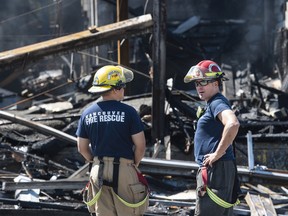 Feuerwehrleute aus Vancouver kämpften am späten Mittwoch gegen einen hartnäckigen Brand, der das Kaufhaus Value Village in der E. Hastings Street in Vancouver, BC, zerstörte.  Am Donnerstagmorgen, dem 30. Juni 2022, gossen sie immer noch Wasser auf heiße Stellen.  Foto von Jason Payne/PNG.