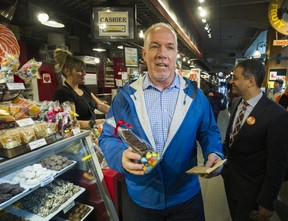 BC NDP-Führer John Horgan kauft einen Schokoladenhasen, als er Lonsdale Quay in North Vancouver, BC, am 12. April 2017 besucht.