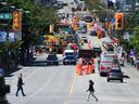 VANCOUVER, BC, 22. Juni 2022 – Szenen aus der E. Broadway Ave zwischen Manitoba und Cambie St, da der Stadtrat am 22. Juni 2022 über den umstrittenen Bebauungsplan in Vancouver, BC, abstimmen wird. (NICK PROCAYLO/PNG ) 00096532A [PNG Merlin Archive]
