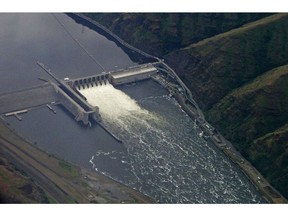 Der Lower Granite Dam am Snake River in der Nähe von Colfax, Washington. Ein am Donnerstag, den 9. Juni 2022, veröffentlichter Bericht besagt, dass die Vorteile von vier riesigen Wasserkraftwerken am Snake River im Bundesstaat Washington ersetzt werden können, wenn die Dämme durchbrochen werden, um gefährdete Menschen zu retten Lachs läuft.  Andere Wege zu finden, um Strom, Bewässerung und Handel zu ermöglichen, würde jedoch bis zu 27,2 Milliarden US-Dollar kosten, heißt es in dem Bericht.