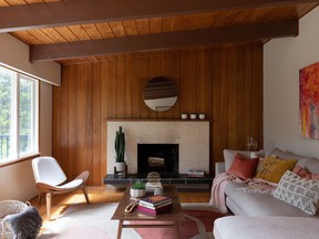 La sala de estar abierta de la casa de Brooks en el vecindario Delbrook de North Vancouver.  La casa fue construida por Bob Lewis Construction, que construyó cientos de casas de postes y vigas en el Bajo Continente desde la década de 1950 hasta la de 1960.