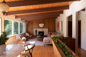 El espacio abierto de la casa de los Brooks, donde no hay separación entre el comedor y la sala de estar, y las ventanas grandes y una terraza traen el exterior hacia adentro.