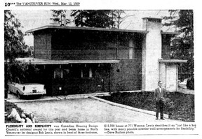 Bob Lewis frente a una casa galardonada que construyó en North Vancouver en 1959.