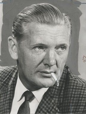 El ex reportero del Vancouver Sun, Jack Brooks, 9 de septiembre de 1963. Brooks fue uno de los reporteros estrella del periódico en las décadas de 1950 y 1960, y luego se convirtió en editor de la ciudad.  Esto puede haber sido tomado cuando fue nombrado jefe de la oficina de The Sun en Washington, DC.  La impresión ha sido modificada por un artista desconocido, que agregó ceniza adicional al cigarrillo de Brooks e incluso pintó el humo que se elevaba.