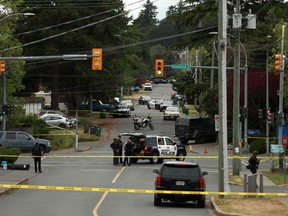 Die Polizei von Saanich, zusammen mit der Polizei von Victoria und RCMP, reagiert nach einer Schießerei vor einer Bank von Montreal, bei der am 28. Juni 2022 in Saanich, BC, zwei Verdächtige getötet und sechs Beamte verletzt wurden.