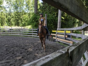 Hannah Ezra monta un caballo rescatado que adoptó y se hospeda en Cheekye Ranch en Squamish.