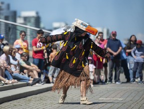 Mitglieder der Spakwus Slolem (Eagle Song Dancers) treten am Freitag auf der Kids Stage am Jack Poole Plaza auf.  Mehrere tausend Menschen genossen den Sonnenschein und nahmen am Freitag, den 1. Juli, an den Feierlichkeiten zum Canada Day in und um den Canada Place und das Vancouver Convention Centre in Vancouver teil.