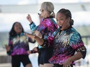 Mitglieder von Mom Bop treten am Freitag auf der Kid's Stage auf.  Mehrere tausend Menschen genossen den Sonnenschein und nahmen am Freitag, den 1. Juli, an den Feierlichkeiten zum Canada Day in und um den Canada Place und das Vancouver Convention Centre in Vancouver teil.