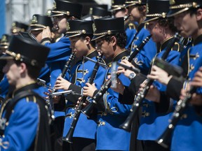 Die West Vancouver Youth Band tritt am Freitag auf der Kinderbühne auf.  Mehrere tausend Menschen genossen den Sonnenschein und nahmen am Freitag, den 1. Juli, an den Feierlichkeiten zum Canada Day in und um den Canada Place und das Vancouver Convention Centre in Vancouver, BC, teil.