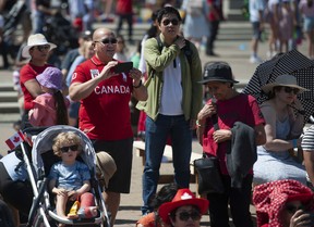 Mehrere tausend Menschen genossen den Sonnenschein und nahmen am Freitag, den 1. Juli, an den Feierlichkeiten zum Canada Day in und um den Canada Place und das Vancouver Convention Centre in Vancouver teil.