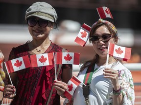 Mehrere tausend Menschen genossen den Sonnenschein und nahmen am Freitag, den 1. Juli, an den Feierlichkeiten zum Canada Day in und um den Canada Place und das Vancouver Convention Centre in Vancouver teil.