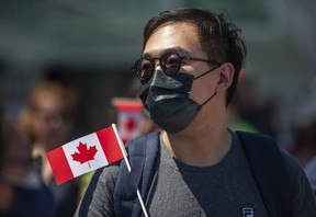 Mehrere tausend Menschen genossen den Sonnenschein und nahmen am Freitag, den 1. Juli, an den Feierlichkeiten zum Canada Day in und um den Canada Place und das Vancouver Convention Centre in Vancouver, BC, teil.