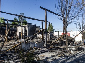 Feuerwehrleute aus Vancouver kämpften am späten Mittwoch gegen einen hartnäckigen Brand, der das Kaufhaus Value Village in der E. Hastings Street in Vancouver zerstörte.  Am Donnerstagmorgen, dem 30. Juni 2022, gossen sie immer noch Wasser auf heiße Stellen.